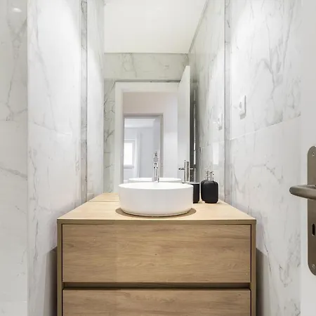 Whome Chic & Stylish Retreat In Estoril's Finest Location شقة إستوريل