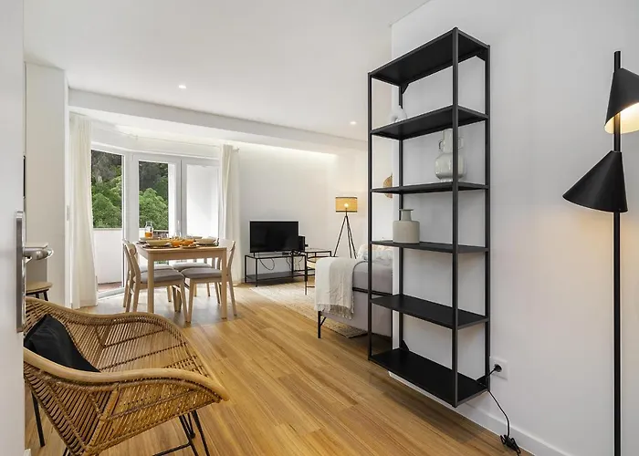 Whome Chic & Stylish Retreat In Estoril's Finest Location * إستوريل